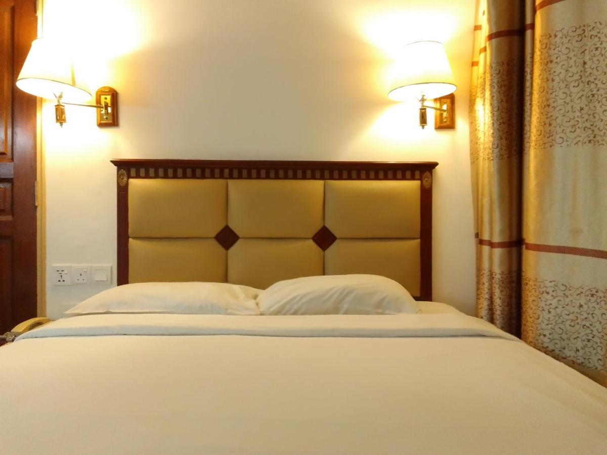 Super Oyo 90464 Borneo Suites Hotel Кота-Кинабалу Экстерьер фото