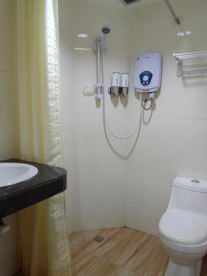 Super Oyo 90464 Borneo Suites Hotel Кота-Кинабалу Экстерьер фото