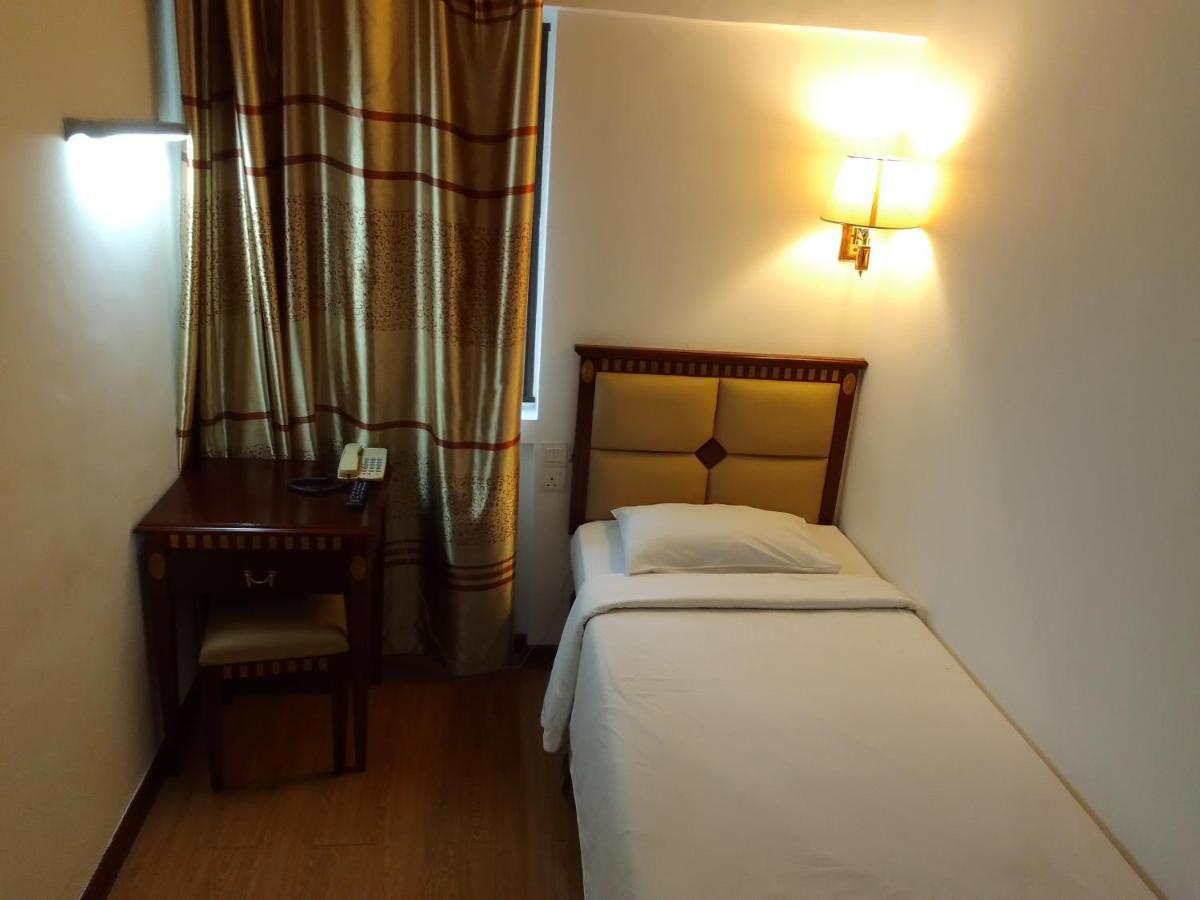 Super Oyo 90464 Borneo Suites Hotel Кота-Кинабалу Экстерьер фото