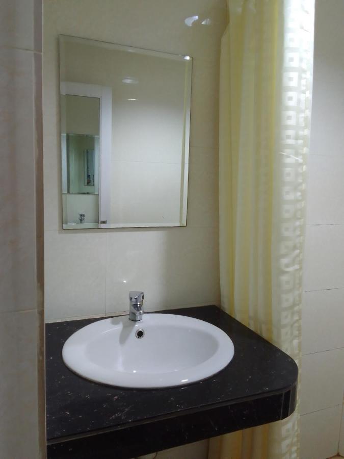 Super Oyo 90464 Borneo Suites Hotel Кота-Кинабалу Экстерьер фото