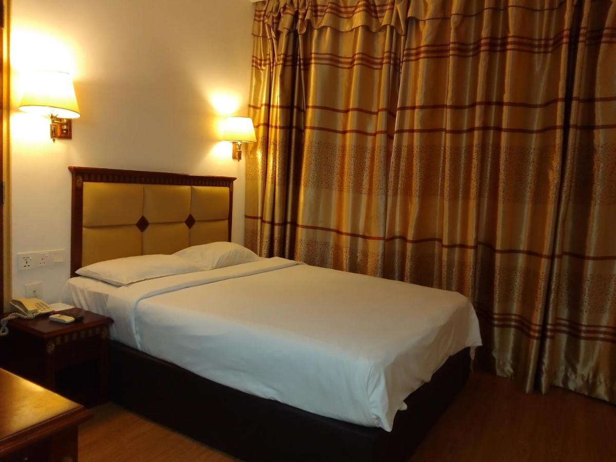 Super Oyo 90464 Borneo Suites Hotel Кота-Кинабалу Экстерьер фото
