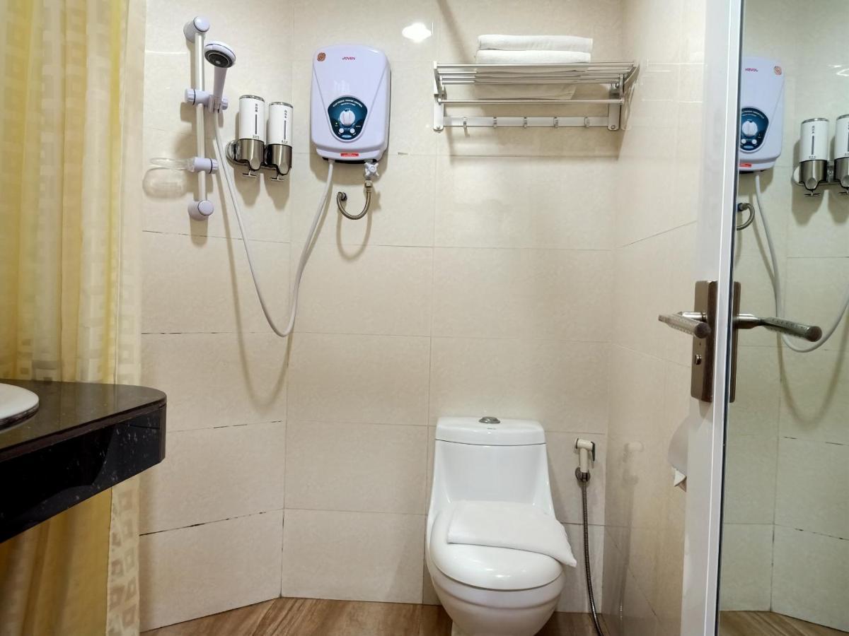 Super Oyo 90464 Borneo Suites Hotel Кота-Кинабалу Экстерьер фото